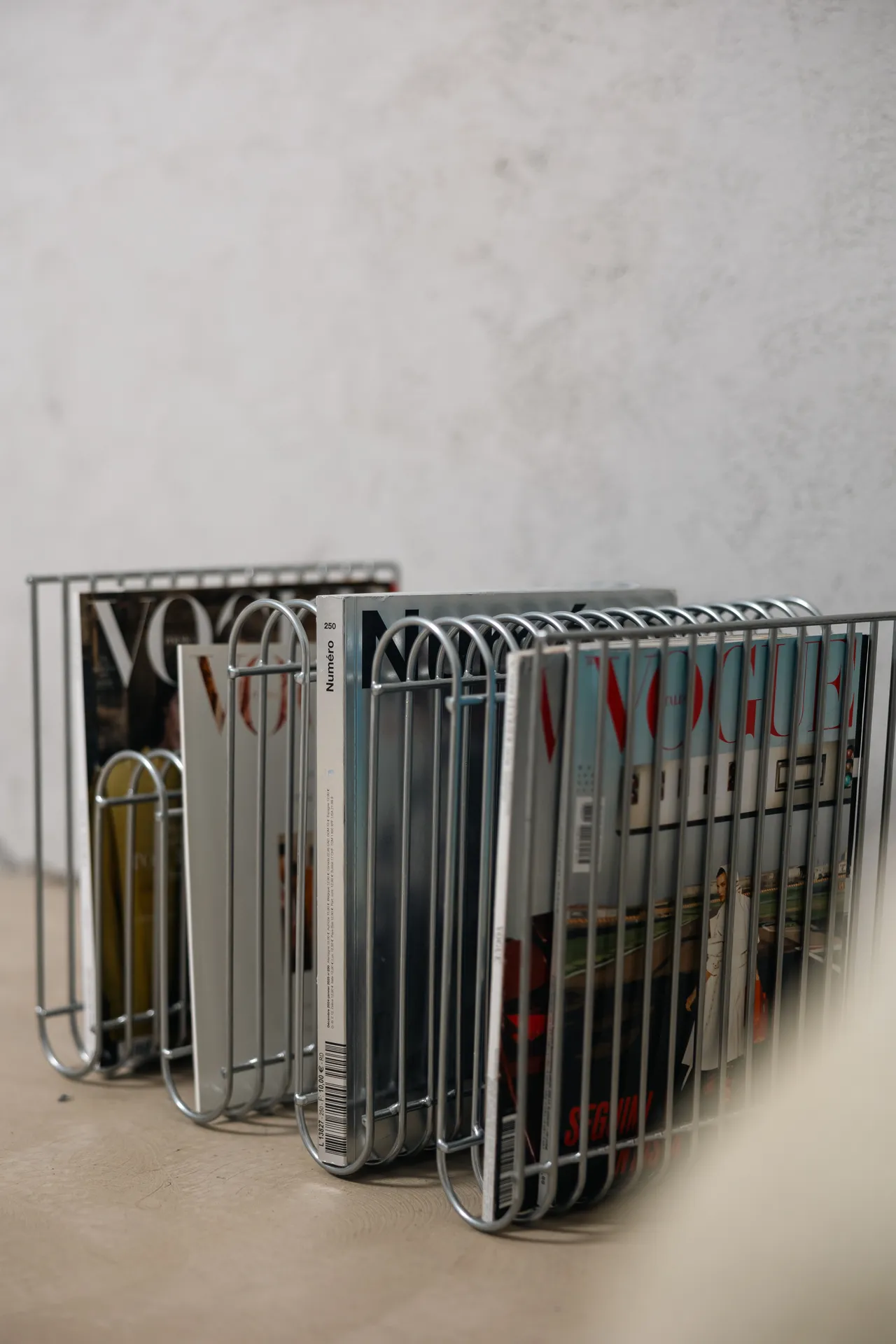 Content Room, stojaki na magazyny z kolekcją Vogue