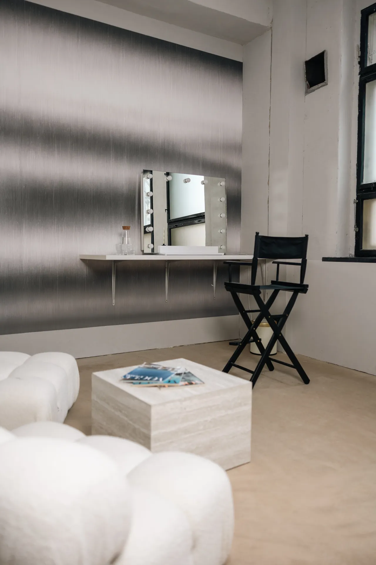 Make-up Room, profesjonalne stanowisko wizażu z lustrem i oświetleniem