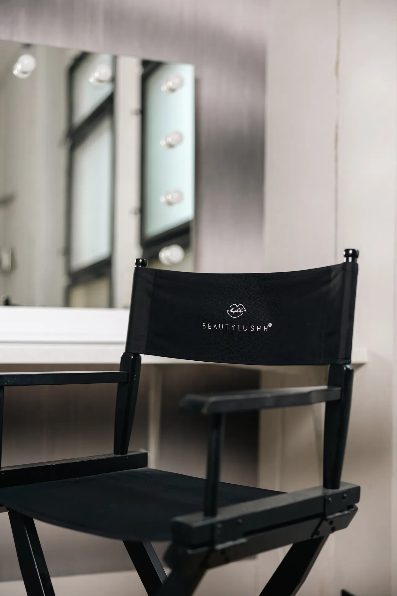 Content Room, lustro Hollywood z oświetleniem do makijażu