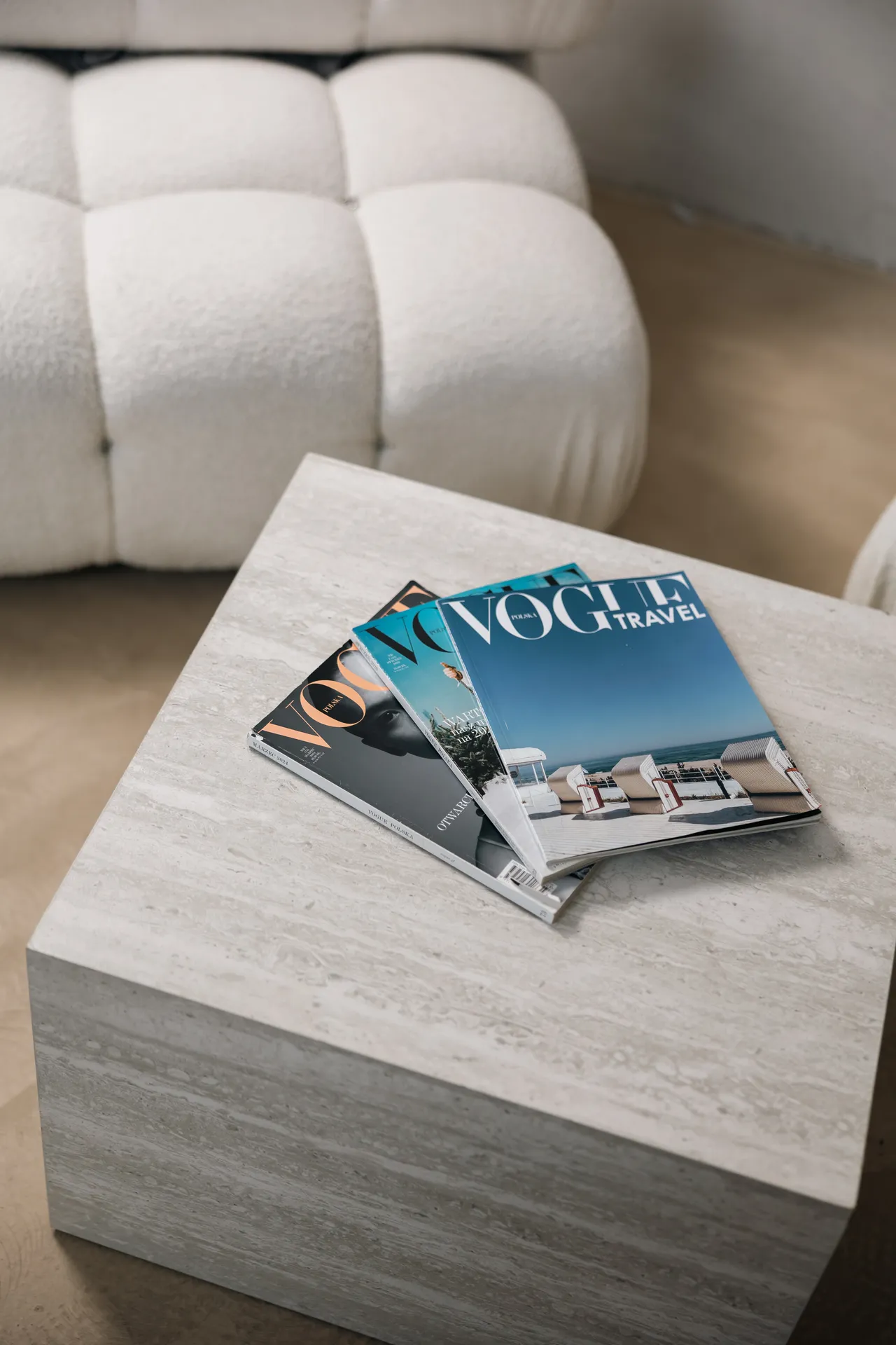 Content Room, magazyny Vogue na marmurowym stoliku