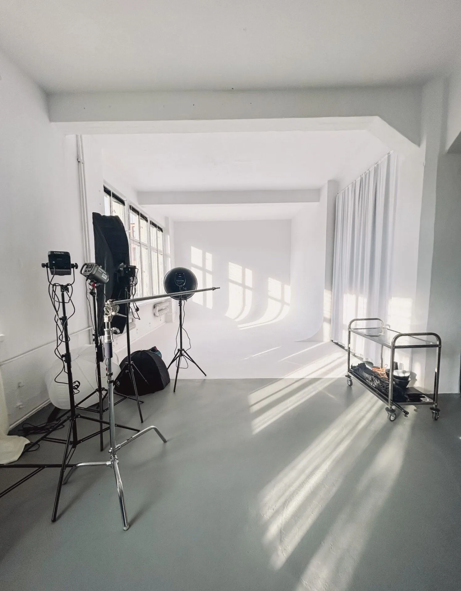 Studio fotograficzne SPOT, widok na cykloramę 4,5m x 4,5m i przestrzeń 150m²
