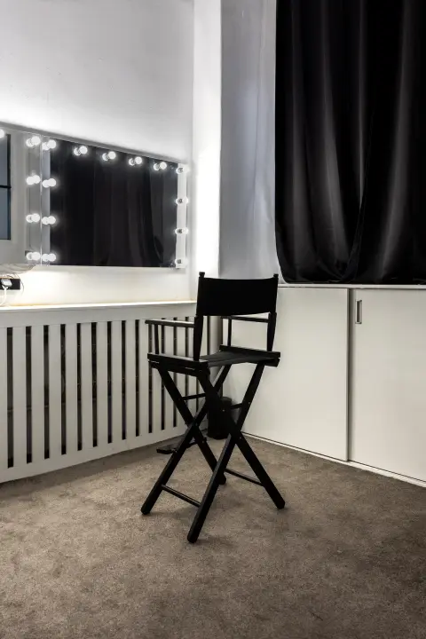 Make-up Room SPOT Studio Wrocław, stanowisko wizażu z lustrem Hollywood i krzesłem reżyserskim