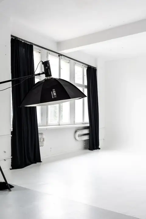 Studio fotograficzne SPOT, softbox GlareOne przy oknie na tle białej cykloramy