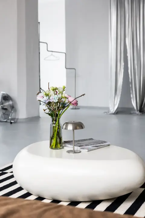Studio fotograficzne SPOT, biały stolik z kwiatami i srebrną kurtyną