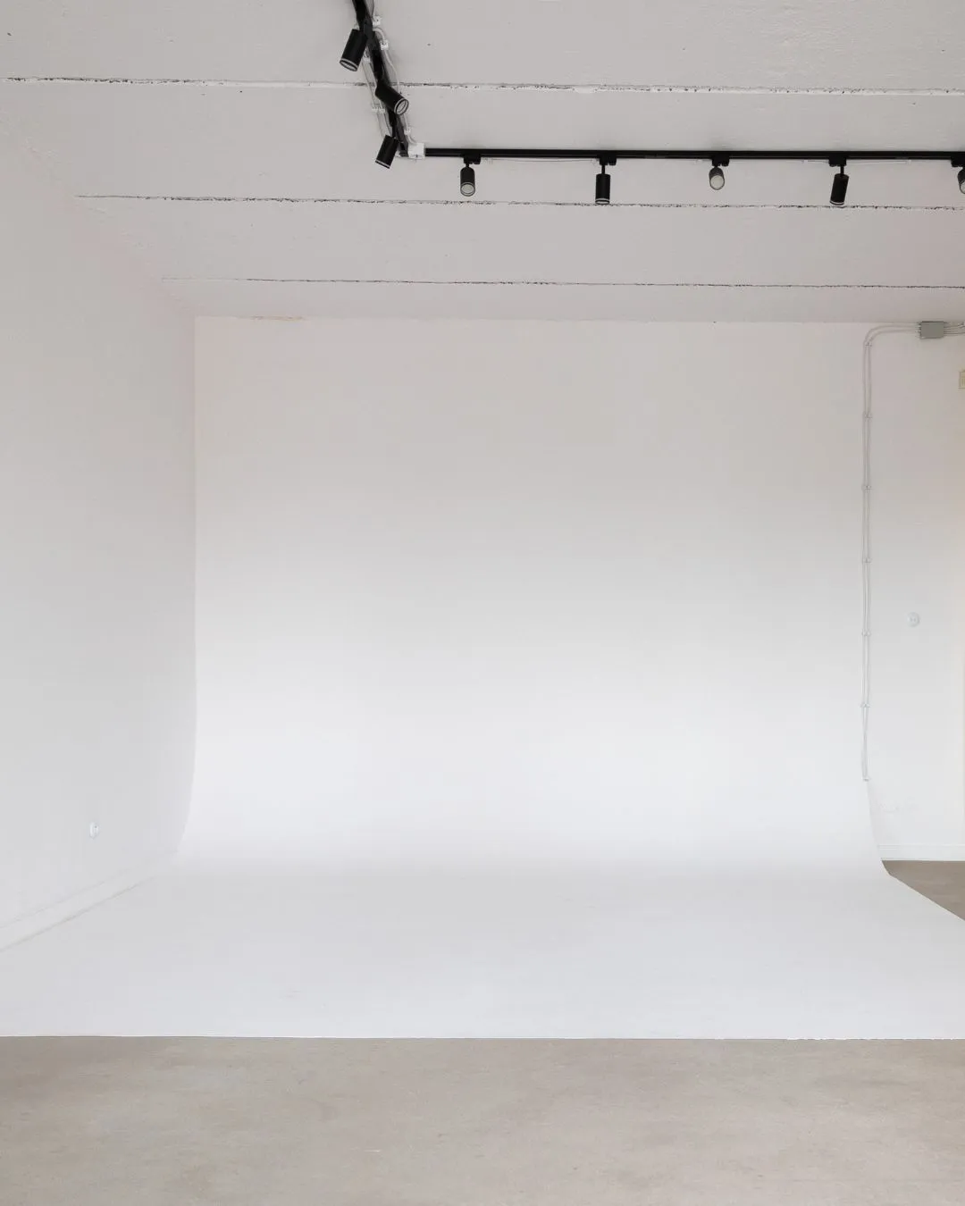 Flash photography studio in Wrocław, cyclorama and strobes at SPOT Studio