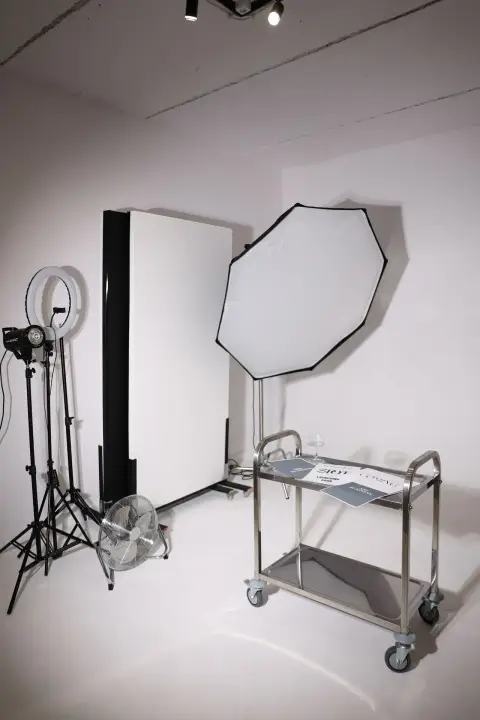 Studio SPOT 2.0, panoramiczny widok na studio z sofą i białym tłem
