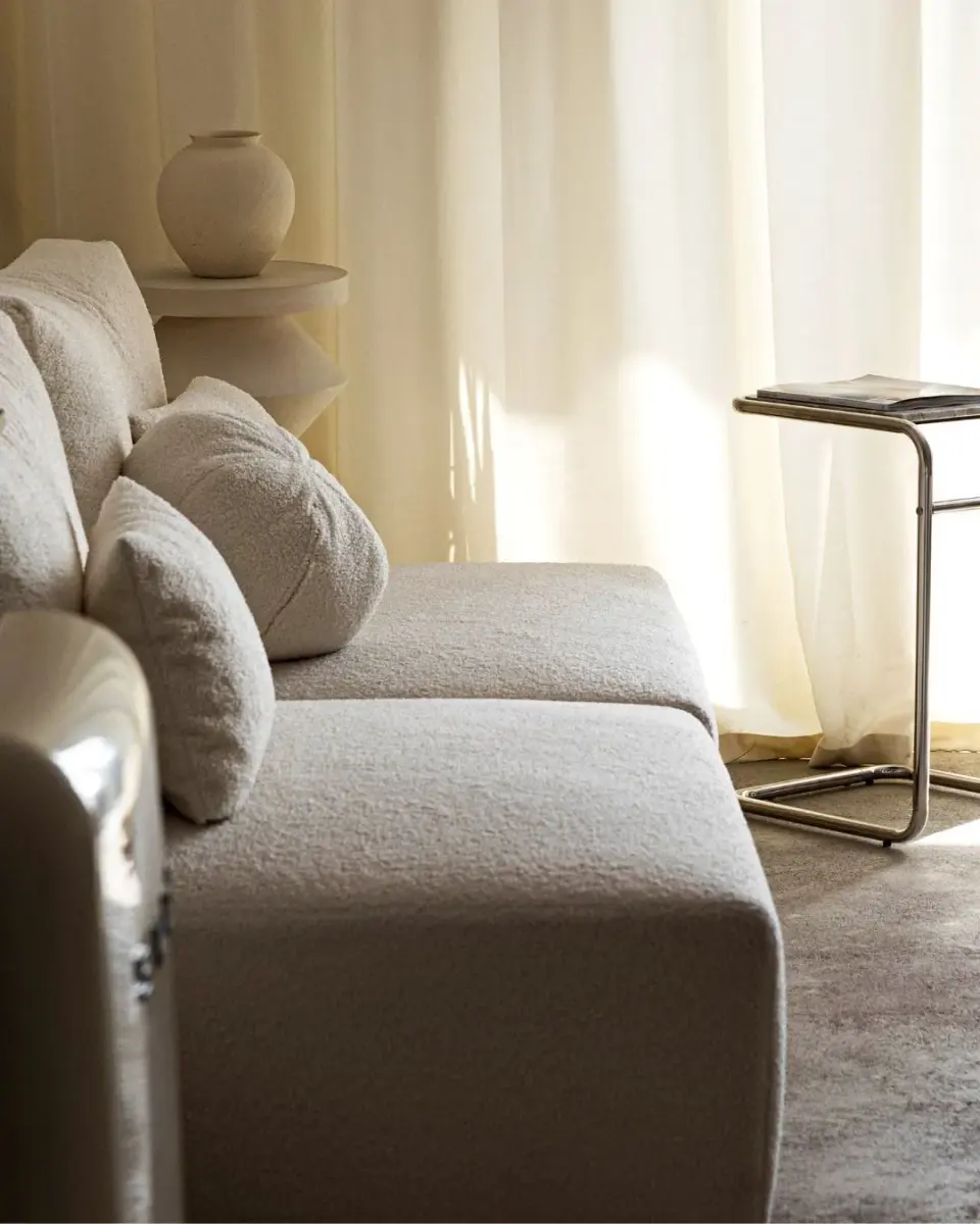 Miękka sofa przy oknie w sali na warsztaty we Wrocławiu