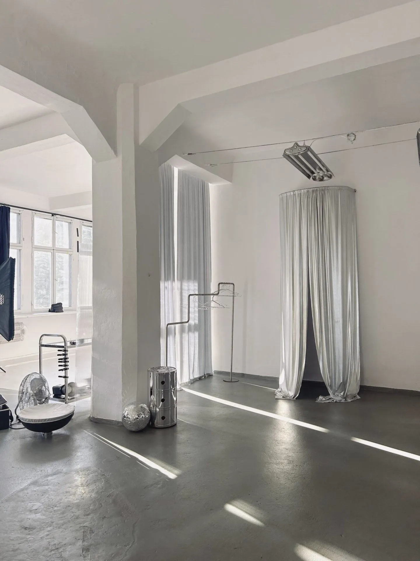 How to choose a photography studio in Wrocław, comparing spaces and equipment